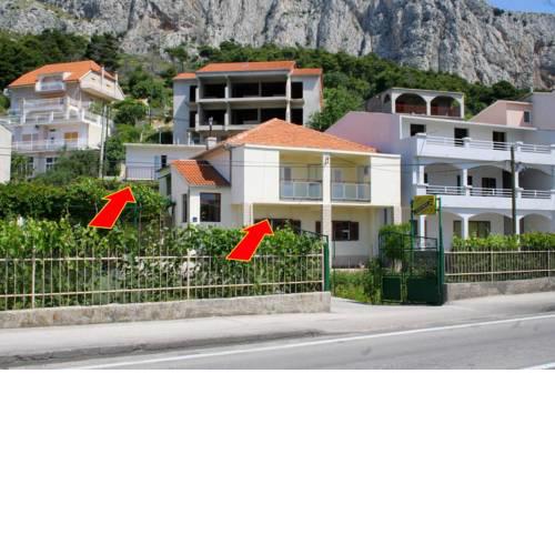 Apartments with a parking space Omis - 2751