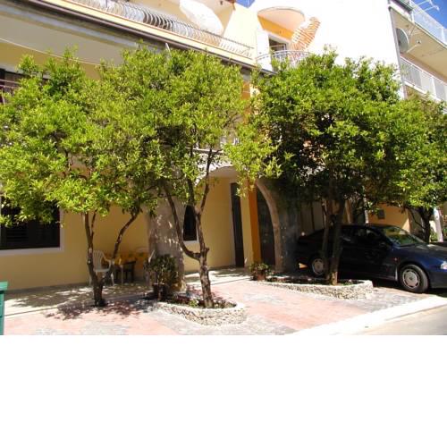 Apartments with a parking space Podgora, Makarska - 12306