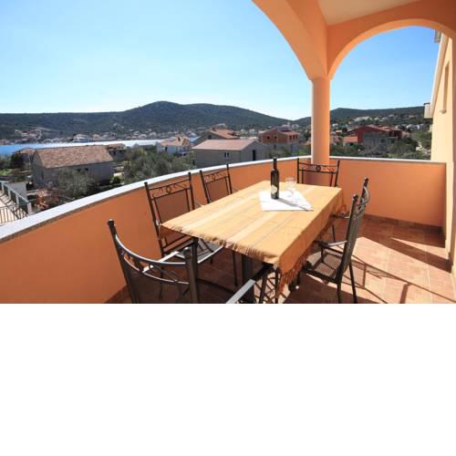 Apartments with a parking space Vinisce, Trogir - 8660