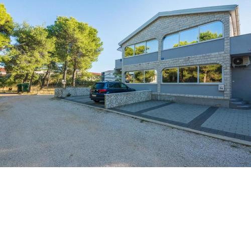 Apartments with a parking space Vir - 19118