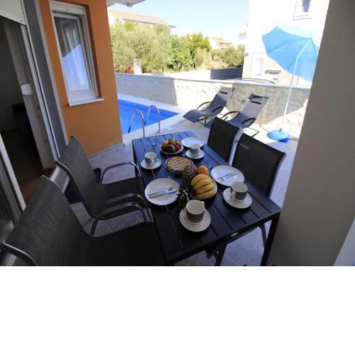 Apartments with a swimming pool Novalja, Pag - 17219