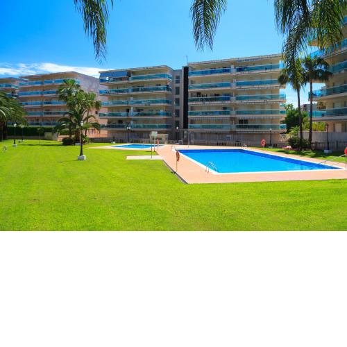 Appartement tout confort terrasse 21 m2 pleins sud wifi proche port aventura centre et plage 2 chambres 2 SDB piscine