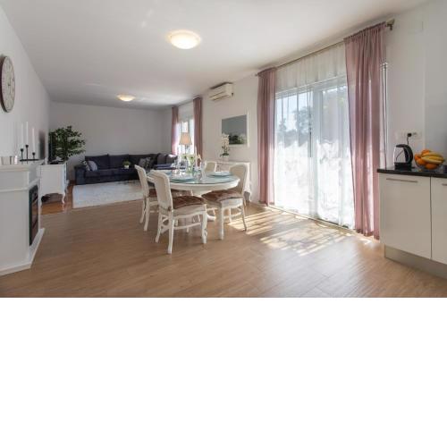 Apt Sara - classy 100 m2 w balcony 2 min to beach