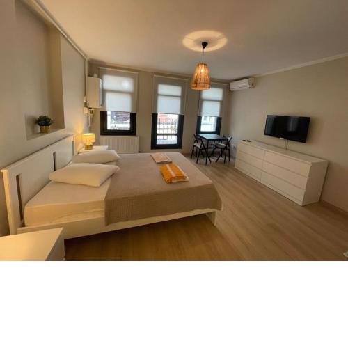 Apt w/ Balcony in center,5 mn walk to Istiklal