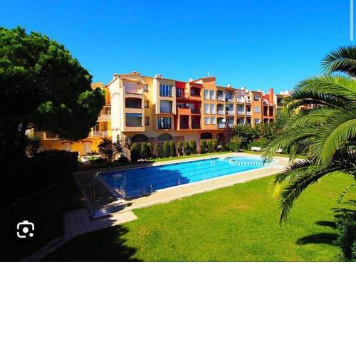 Apto. con piscinas a 150m playa