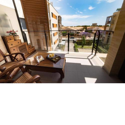 Apto. con piscinas y gym a 800 metros de playa
