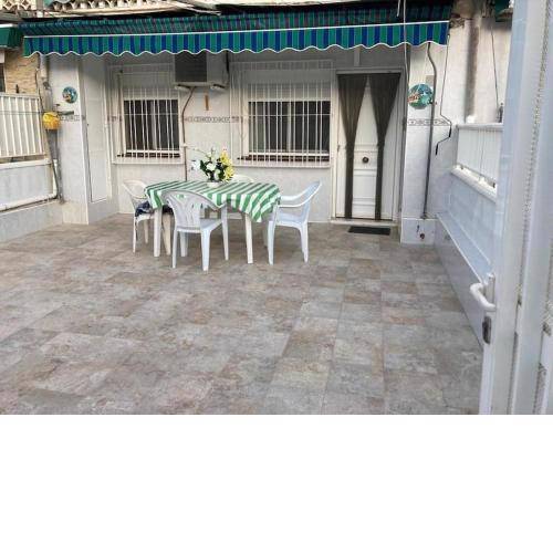 Apto con terraza y 2 dormitorios. 600 Megas wifi.