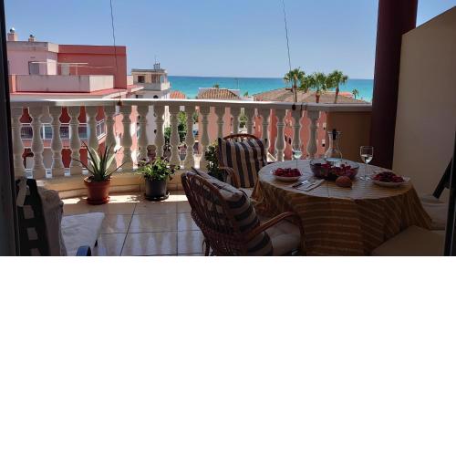 Apto. con wifi, piscina, vistas al mar y parking.