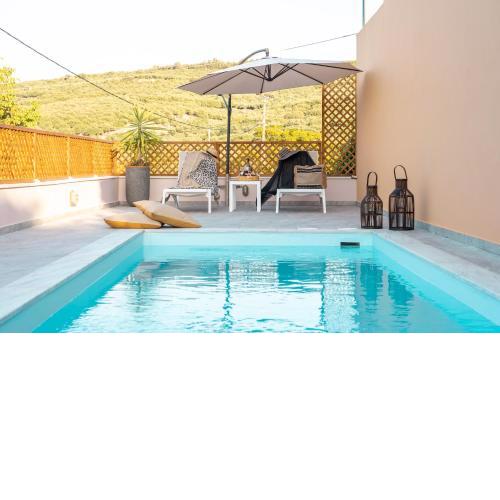 Arch Houses - sharing pool