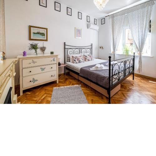 Aristocratic 2bdrm Central Apartment
