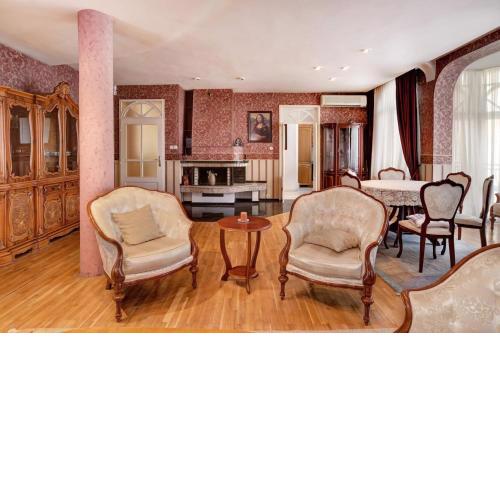 Aristocratic, Elegant, Designer Top Central Apartment