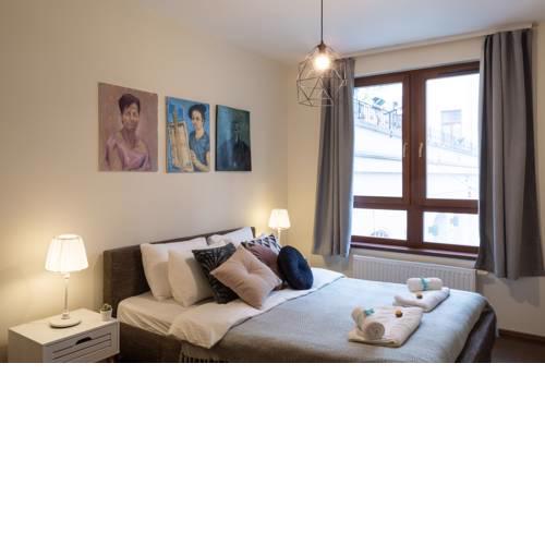 Artsy Design Apartment with Netflix & Balcony