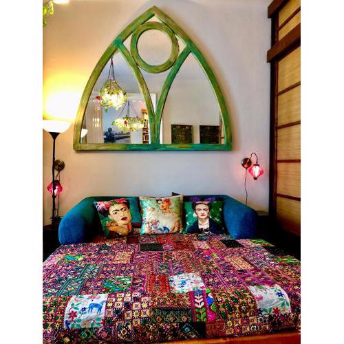 Arty studio flat at city center