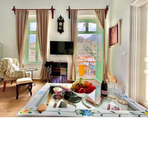 “Athenas” Neoclassic Harbour View Apartment