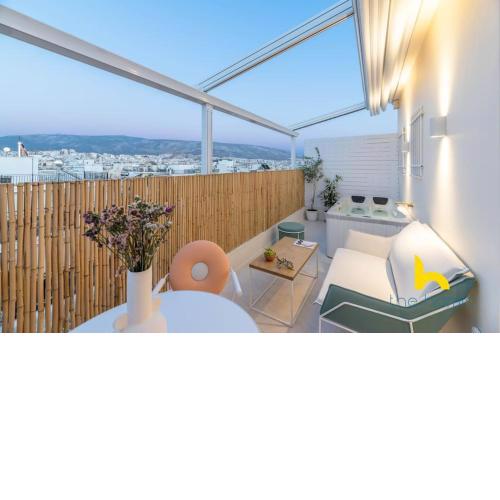 Athens Love Nest: City & Sea Views, Patio & Hottub