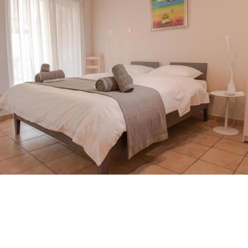 Athens Modern Minimalistic Sunny Studio With Balcony
