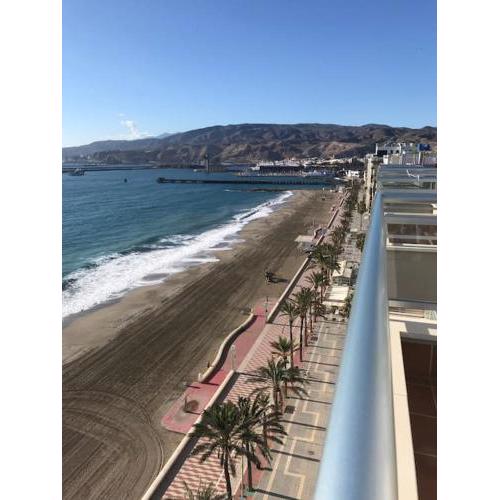 Ático con garaje en 1º línea de playa Almería