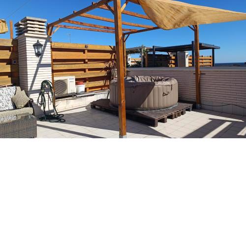 Atico con piscina, parking, bbq, amplia terraza, a 300m de la playa y super en el edificio