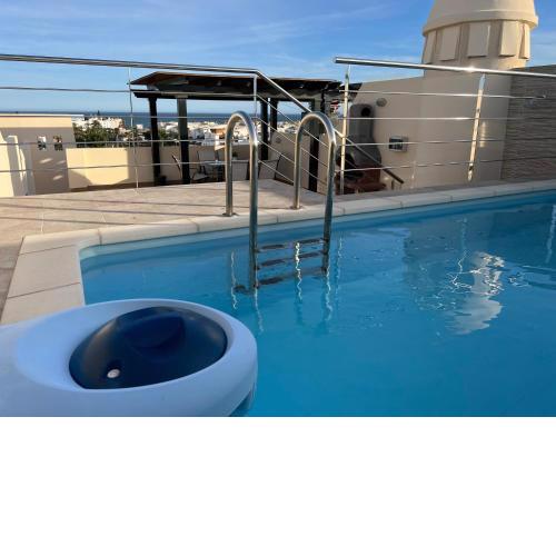 Atico con piscina privada vistas al mar