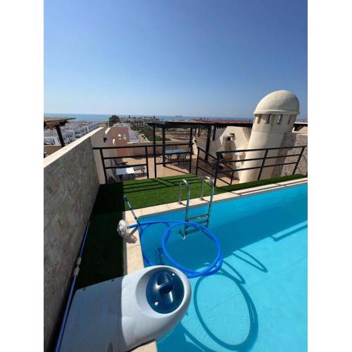 Ático con piscina privada vistas al mar.