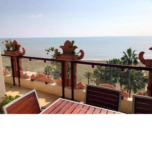Atico-Duplex primera linea de playa en el centro de Estepona