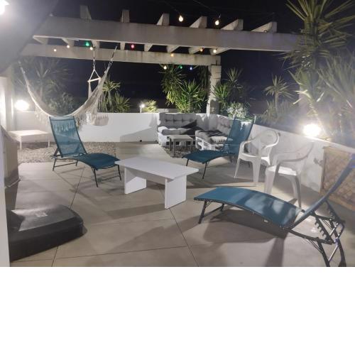 Atico of 3 rooms, total 130m² just for you with a 60 m² terrace, swimming pool, mountain and marina view.