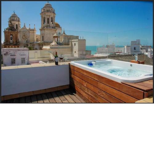 ***** ATTIC WITH IMPRESSIVE VIEWS AND JACUZZI