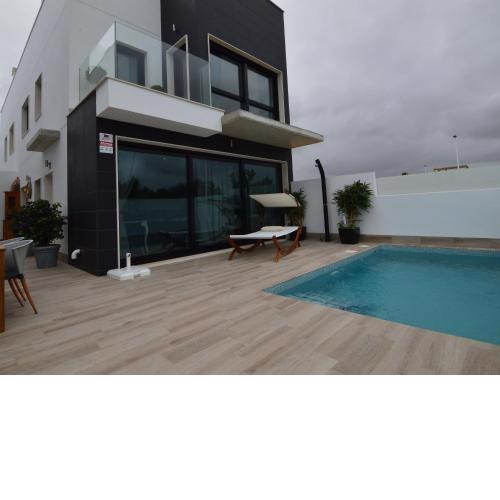 Attractive Holiday Home in San Pedro del Pinetar with Garden