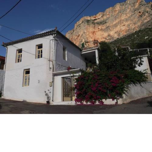 Au pied de la falaise rouge