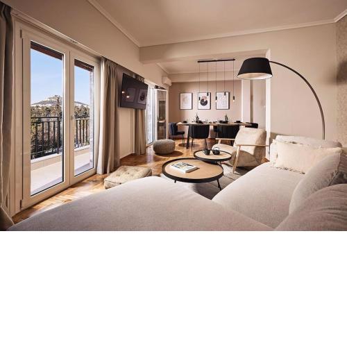 Aura Homes, Contemporary Apartment in the Center