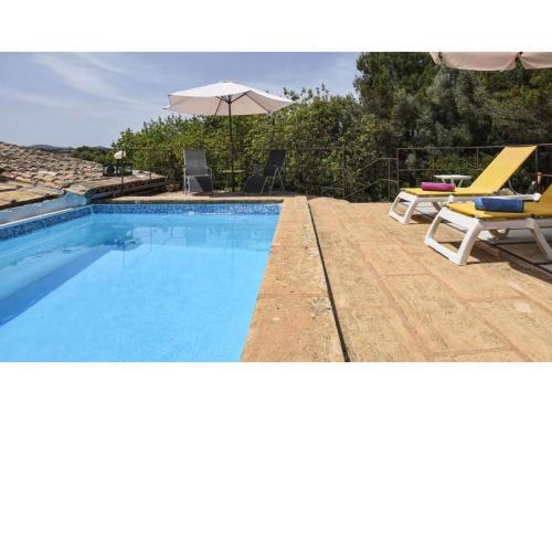 Authentic country house with sun terrace and private pool rural location
