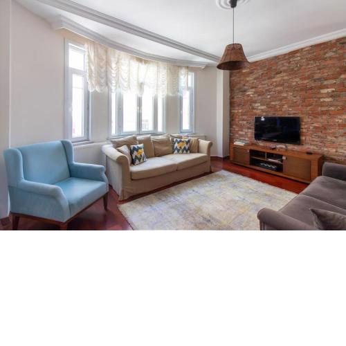 Authentic & Spacious 3BR Flat w/ AC and Balcony