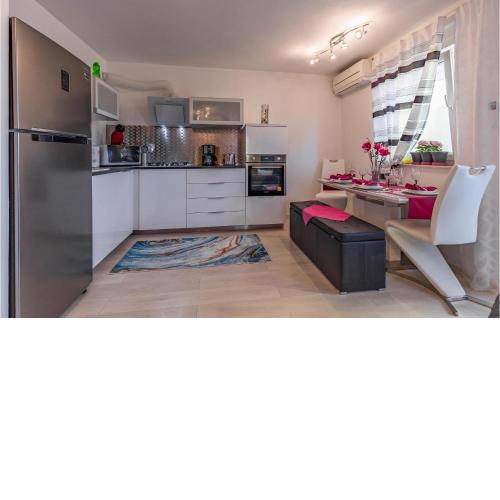 Awesome apartment in Liznjan with WiFi and 2 Bedrooms