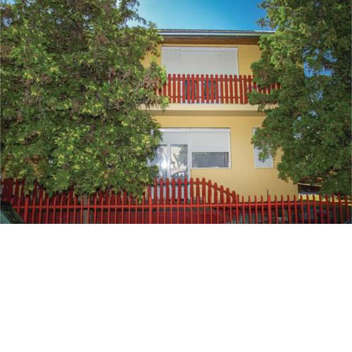 Awesome home in Balatonkeresztúr w/ 3 Bedrooms
