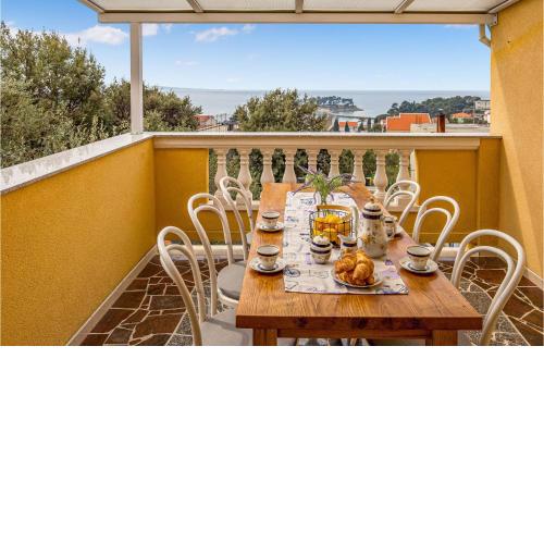 Awesome home in Banjol with Outdoor swimming pool, WiFi and 5 Bedrooms