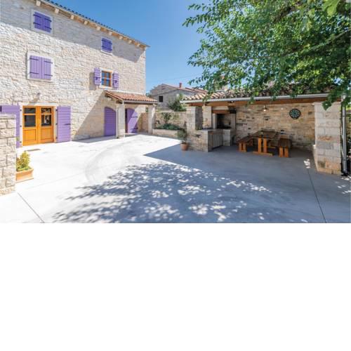 Awesome home in Burici w/ WiFi and 4 Bedrooms