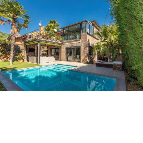 Awesome Home In Cabrils With 4 Bedrooms, Private Swimming Pool And Outdoor Swimming Pool