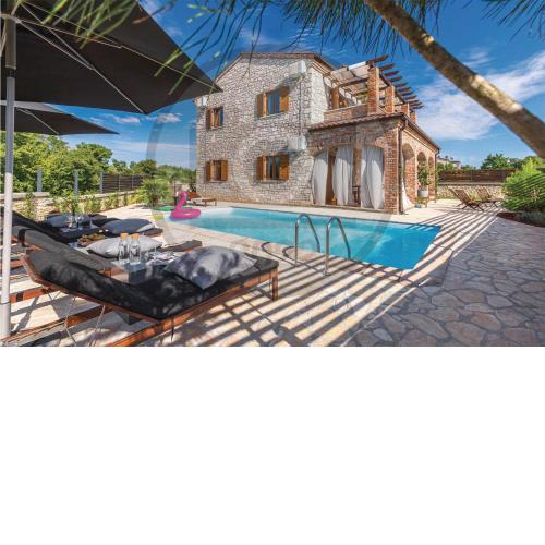 Awesome home in Cabrunici with Outdoor swimming pool and 4 Bedrooms