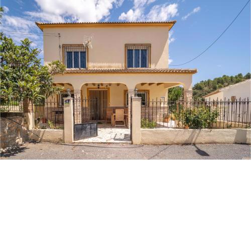 Awesome Home In El Campillo With Wifi, Swimming Pool And 6 Bedrooms