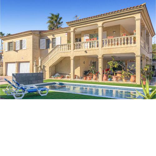 Awesome Home In Francs With 5 Bedrooms, Outdoor Swimming Pool And Swimming Pool