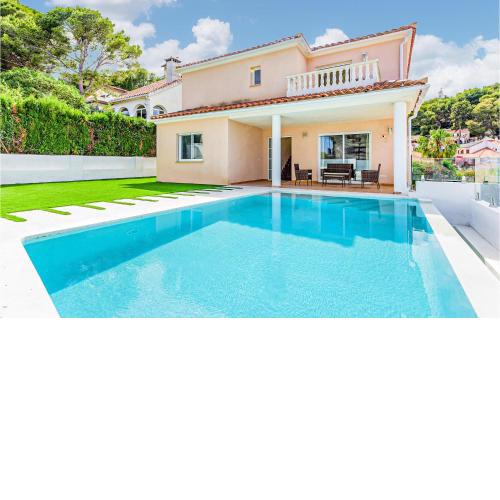 Awesome Home In Oropesa Del Mar With Wifi, 4 Bedrooms And Swimming Pool
