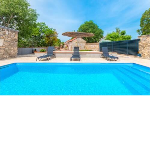 Awesome home in Sukosan w/ Outdoor swimming pool