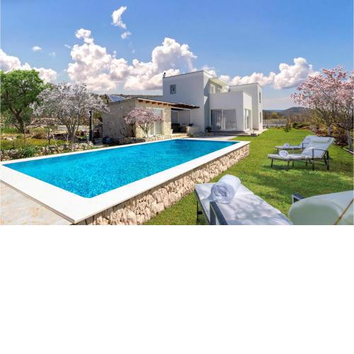 Awesome home in Veliki Brocanac with Outdoor swimming pool, Private swimming pool and 4 Bedrooms