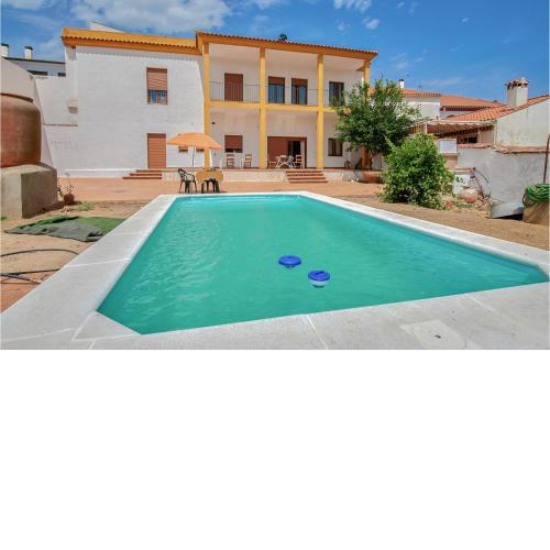 Awesome home in Villanueva del Rey with WiFi, 5 Bedrooms and Outdoor swimming pool