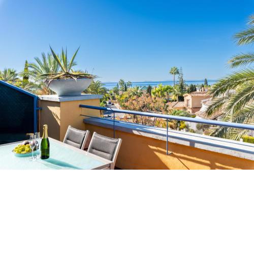 Bahia de Marbella - 3 bedroom beach apartment with sea view