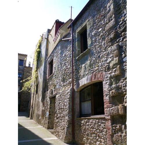 BAIX EMPORDÀ. Increíble casa en pueblo medieval
