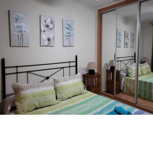 Bajo cálido con patio y piscina privada!