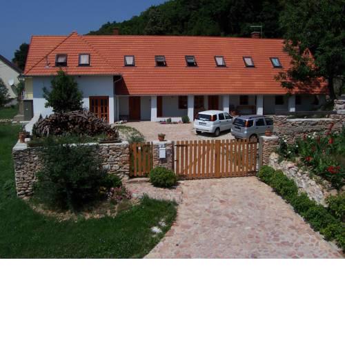 Bakonyi Apartmanház - Mókus Vendéglő Restaurant