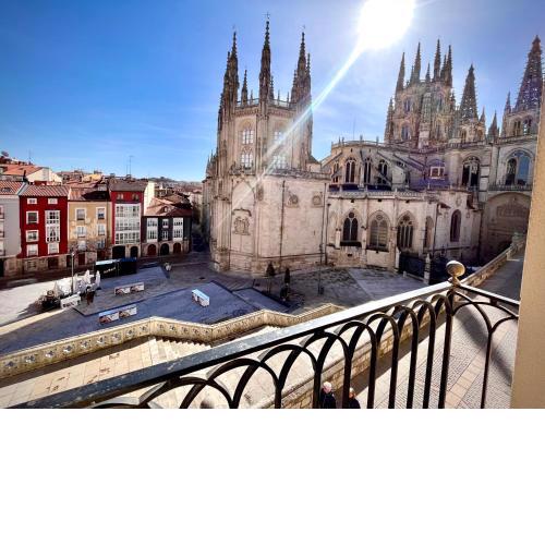 Balcón con Vistas a la Catedral de Burgos- ATUAIRE-