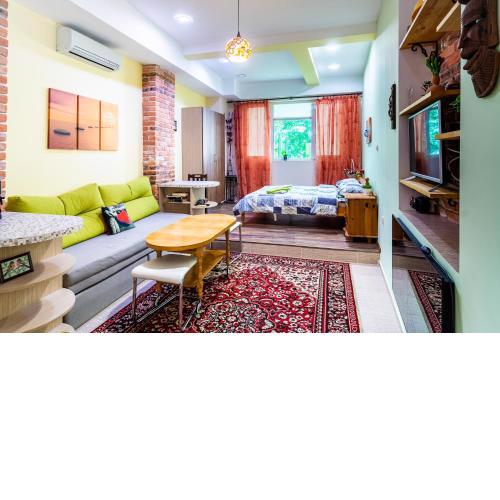 Barcelona cute colorful apt w green backyard